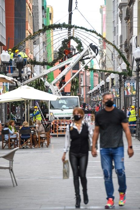 Colocado de alumbrado navideño en Triana