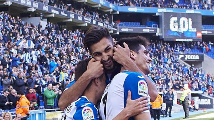 Navarro y Óscar Melendo felicitan a Gerard Moreno tras el 3-0.