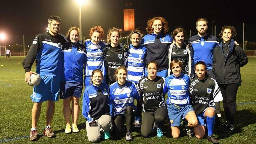 Jugadoras del Fillas de Breogán y del Ártabras de Oleiros, anoche en los campos de A Torre.