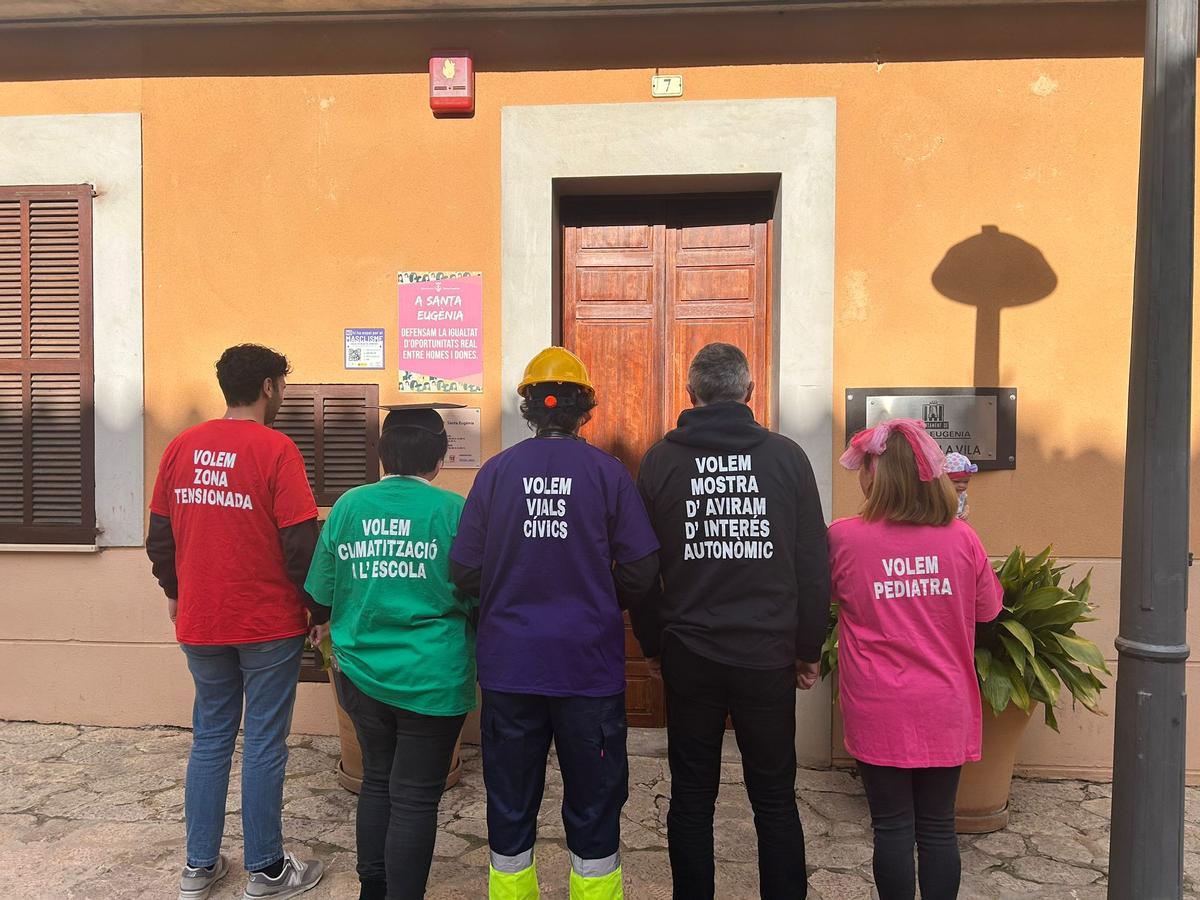 Regidores del Ayuntamiento de Santa Eugènia lucen camisetas reivindicativas en la Rua.