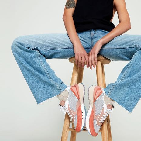 Toma nota de las zapatillas deportivas para ir a trabajar con estilo