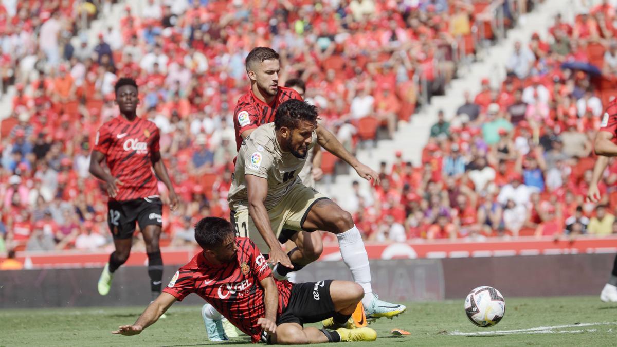 Jaume Costa y Copete pugnan por un balón con un rival, en el encuentro de la pasada jornada frente al Almería.