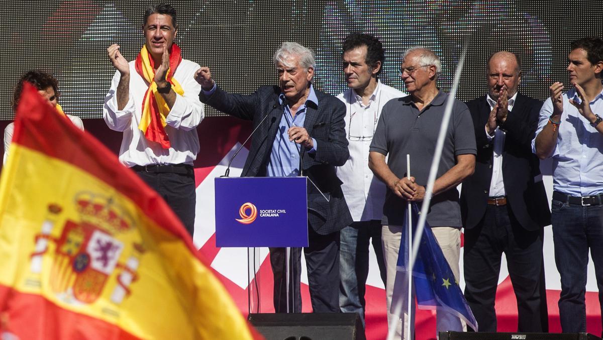 Mario Vargas Llosa, escriptor peruà i premi Nobel de literatura; Josep Borrell, exministre socialista i expresident del Parlament Europeu, i Carlos Jiménez Villarejo, exfiscal i eurodiputat per Podem.
