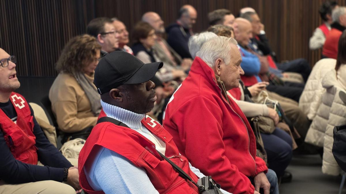 Loth, en primer plano, voluntarios de Cruz Roja proveniente de Guinea Ecuatorial.