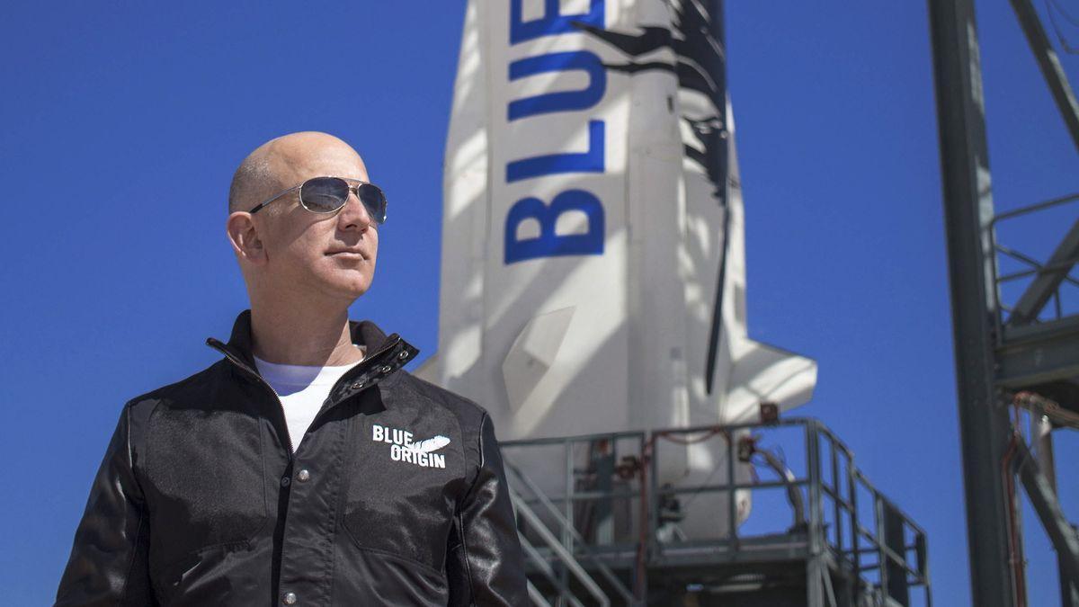 Jeff Bezos, ante un cohete de Blue Origin.