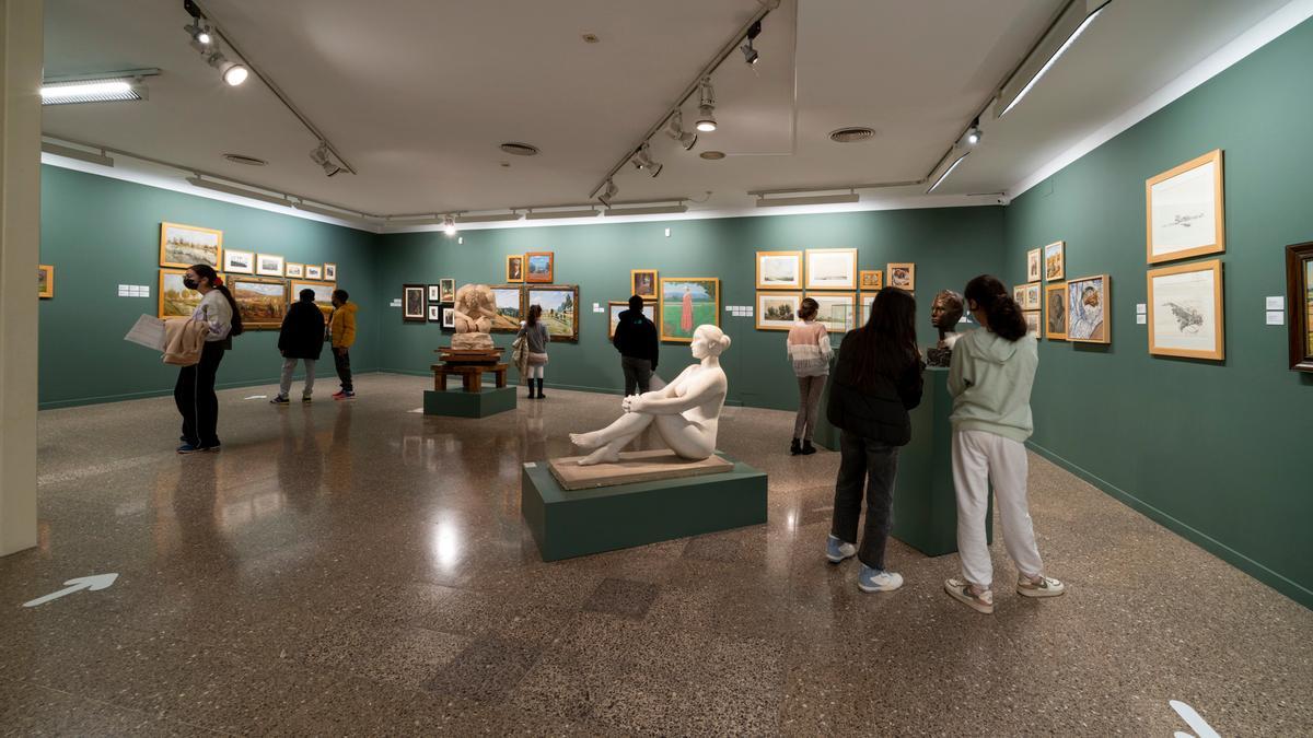 Diversos visitants en una de les sales d'exposició permanent del Museu Empordà