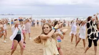Gijón celebra el 50 aniversario de "Dancing Queen" con un multitudinario flashmob en San Lorenzo