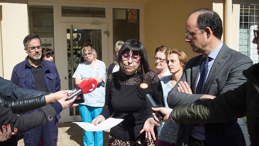 Carmen María Vázquez durante su declaración ante la prensa junto a empleados y su abogado a las puertas de las dependencias.