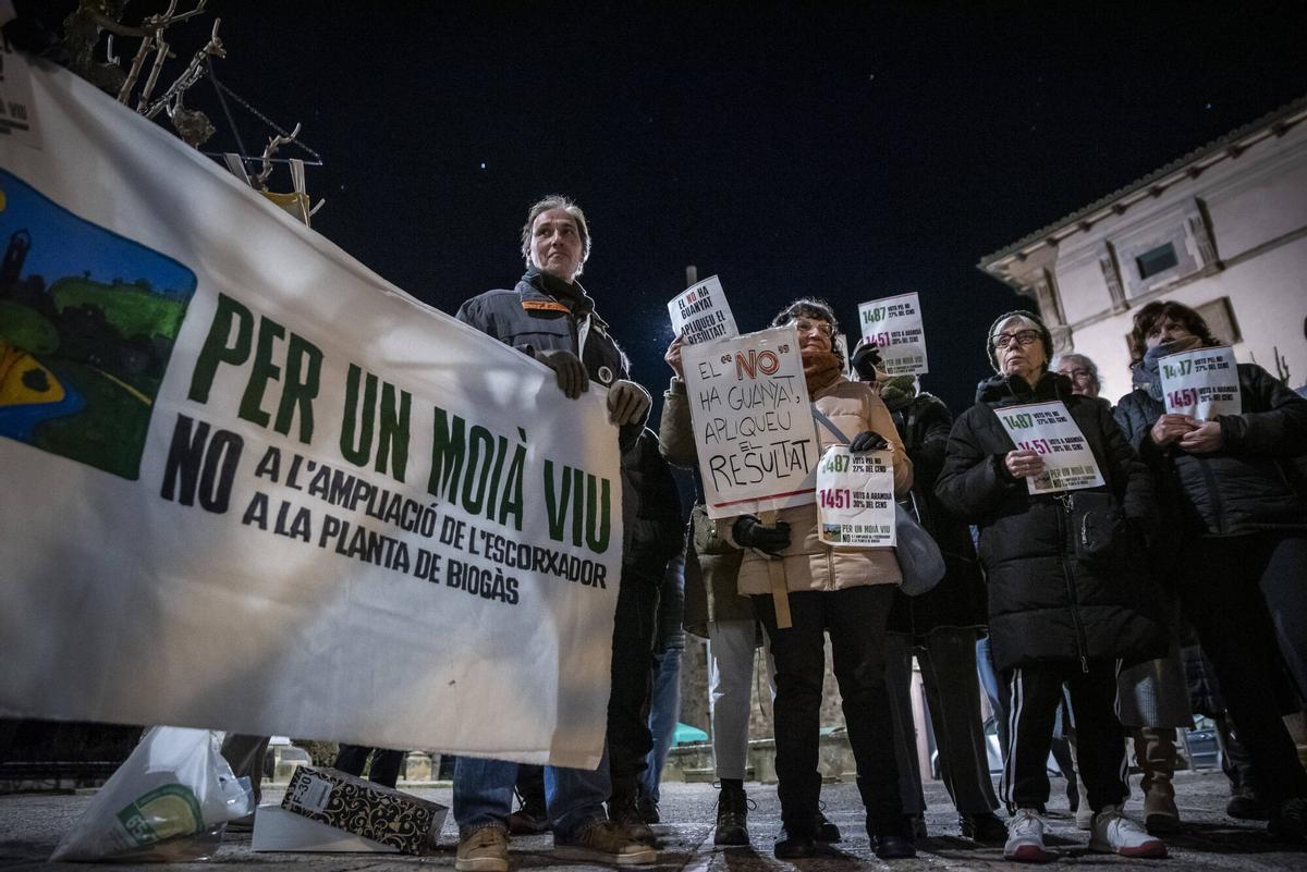 Imatges de la concentració en contra de l'ampliació del polígon de Moià, ahir, durant el ple municipal Imatges de la concentració en contra de l'ampliació del polígon de Moià, ahir, durant el ple municipal