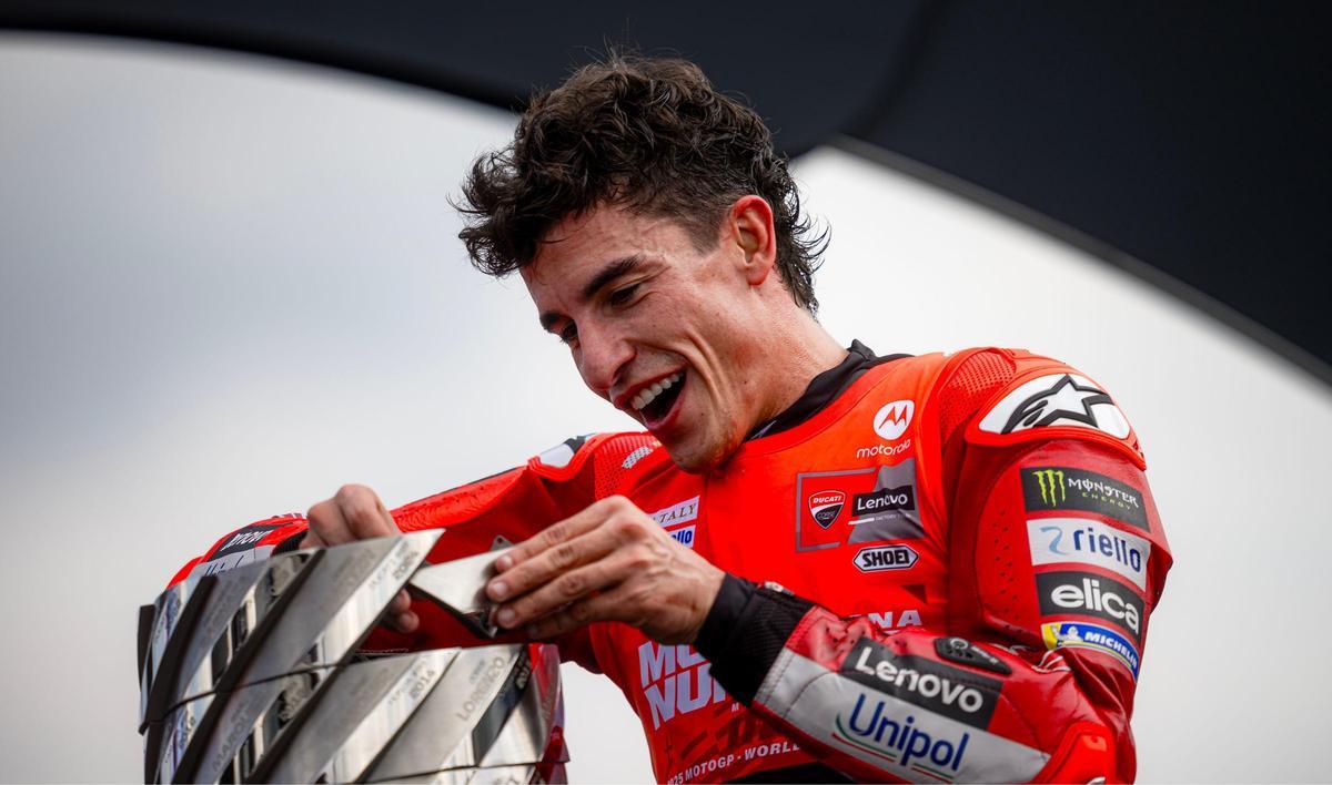 Marc Márquez abraza la torre de los campeones en Motegi (Japón).