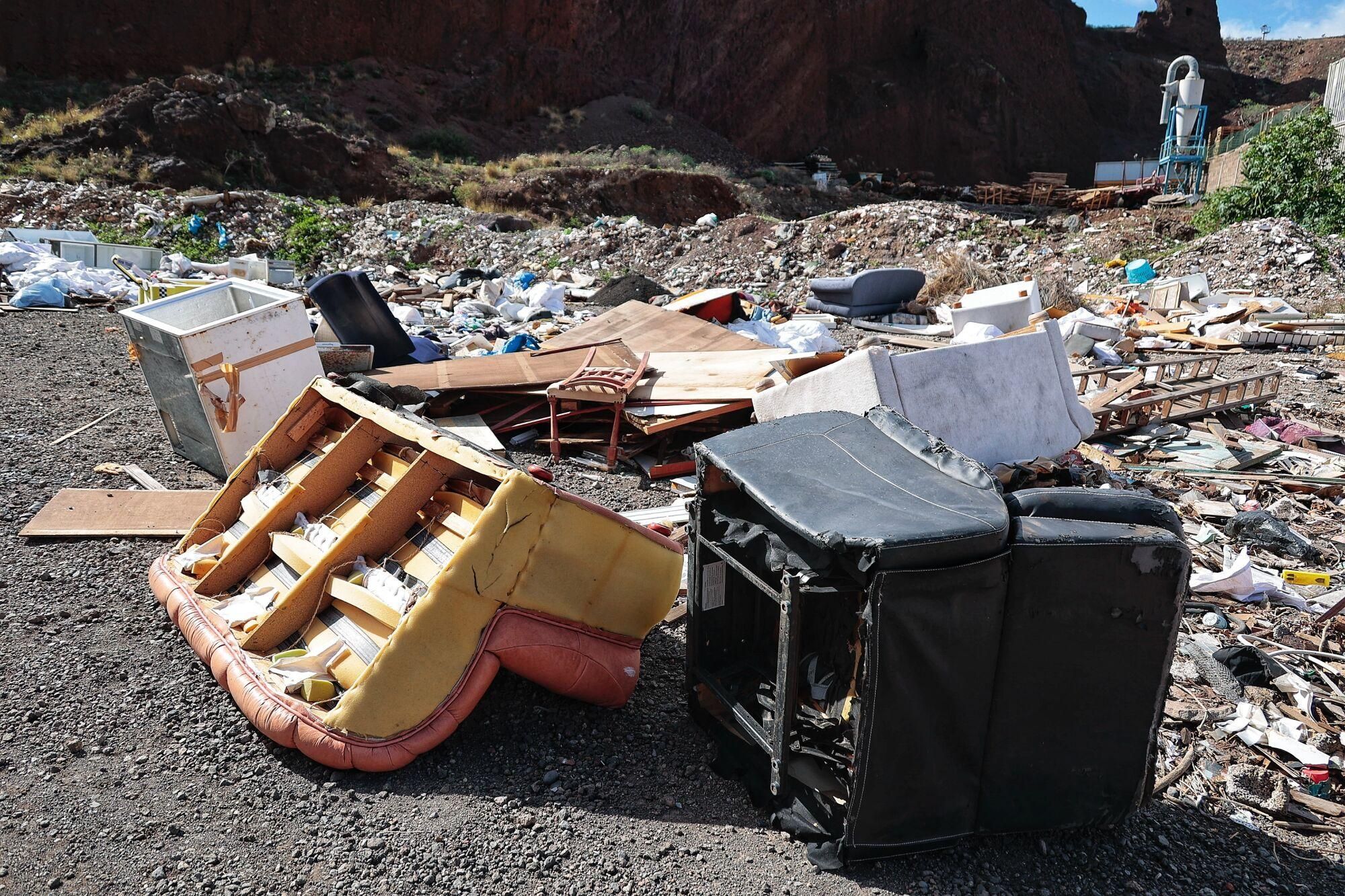 Vertedero de basura en la montaña de Taco.