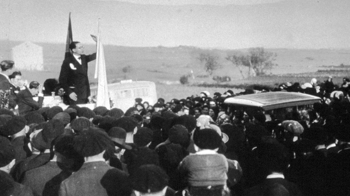Castelao, durante un mitin en Beluso (Bueu).