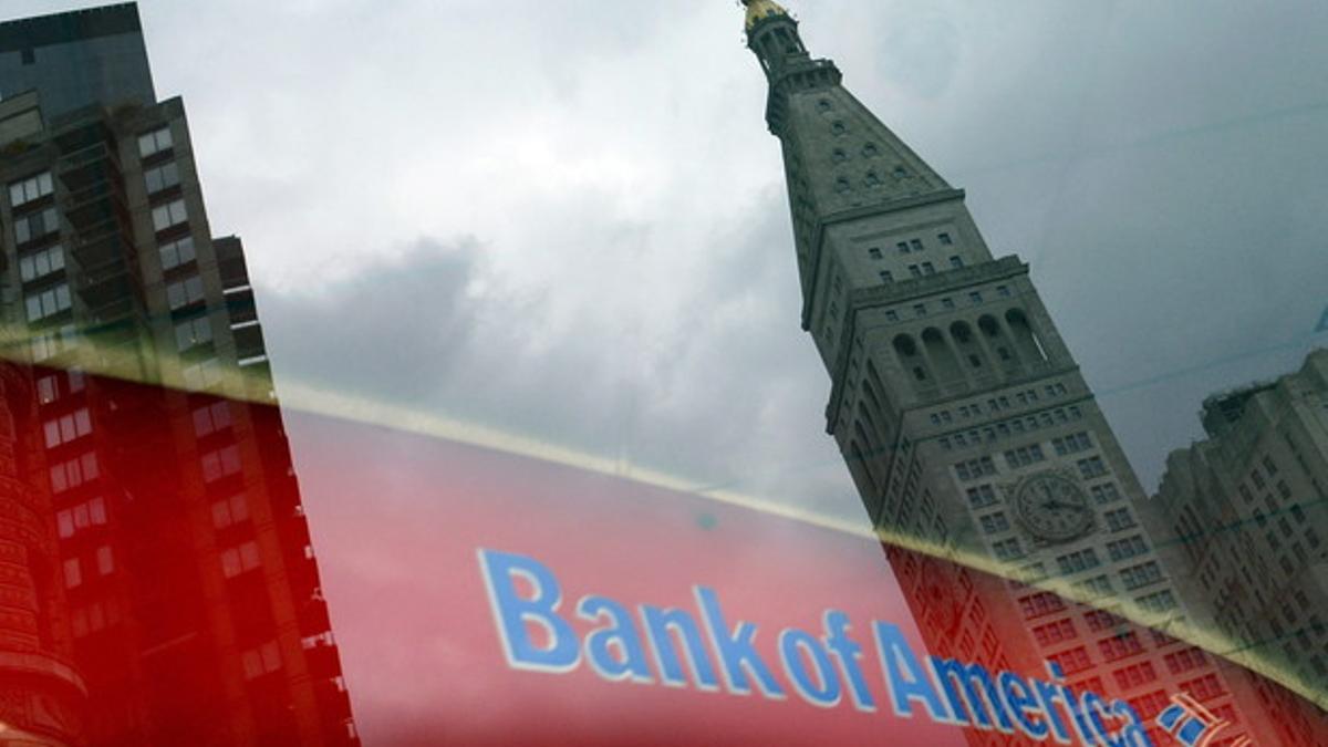 Un edificio se refleja en una ventana de una sucursal de Bank of America en Nueva York.