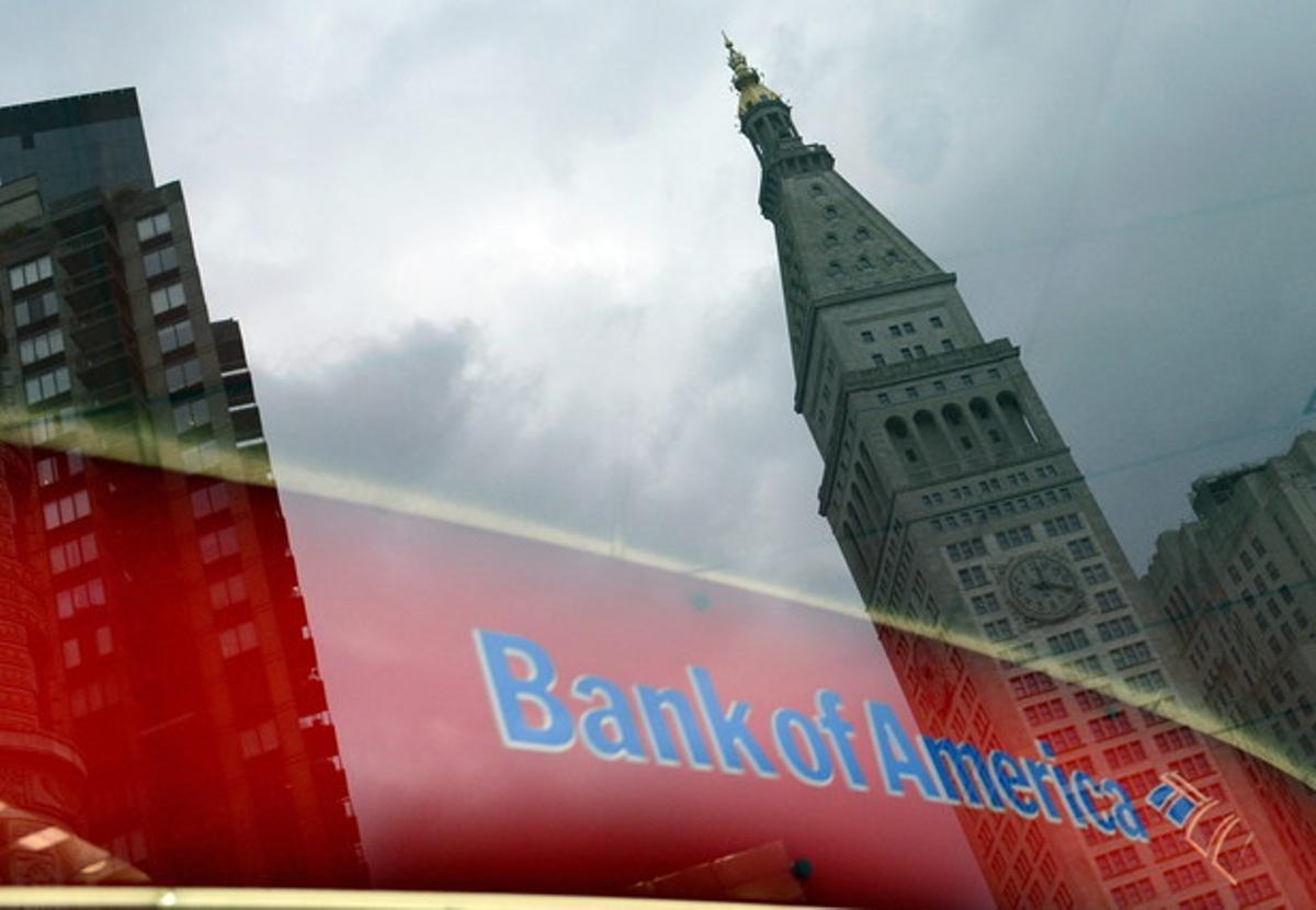 Un edifici es reflecteix en una finestra d’una sucursal de Bank of America a Nova York.