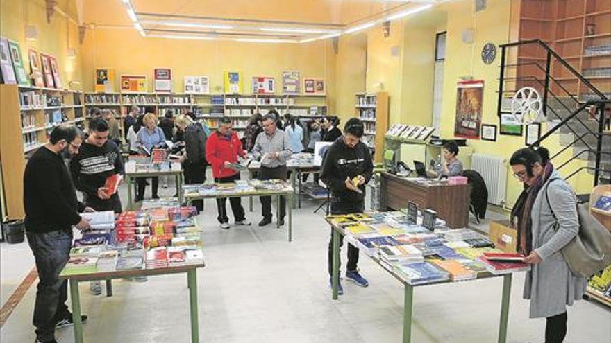 Feria del libro en la escuela de idiomas de Plasencia con venta y charlas