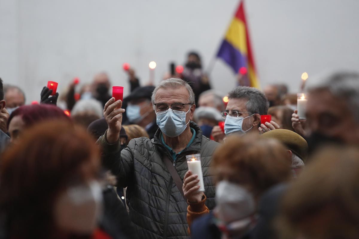 Velas en el cementerio de la Salud por las victimas del franquismo en Córdoba