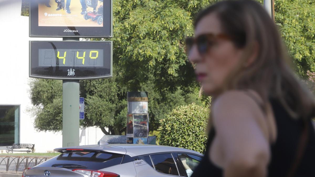Imagen de archivo de un termómetro marcando 44 grados, este pasado verano en Córdoba.