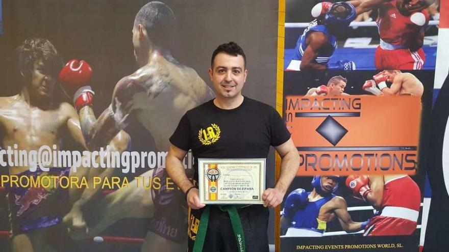 Javier Ribadavia posa con su diploma de campeón de España de light-contact de menos de 86 kilos.