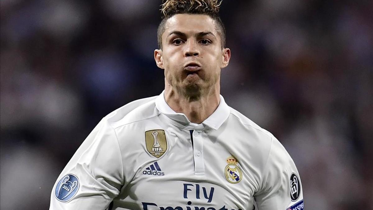 Cristiano Ronaldo celebra un gol ante el Atlético en el partido del martes en el Bernabéu