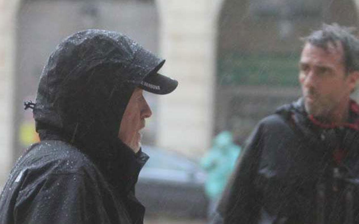Ridley Scott bajo la lluvia, ayer, en la plaza del Ayuntamiento, donde se escenificó una manifestación.