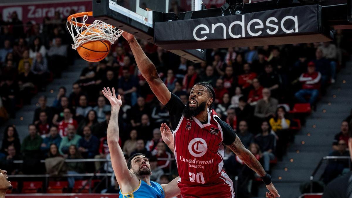 Stephens se cuelga del aro durante una acción del duelo en el Felipe