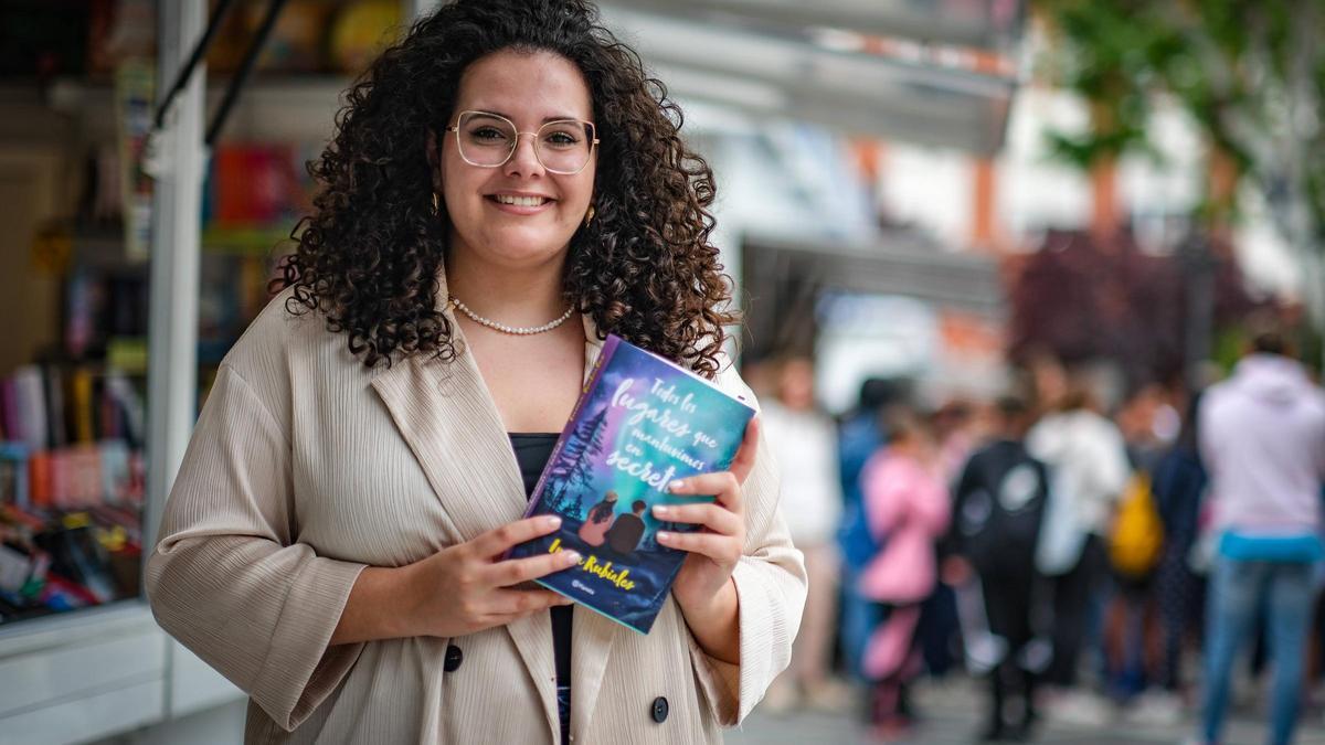 Inma Rubiales, esta mañana, en la Feria del Libro de Badajoz.