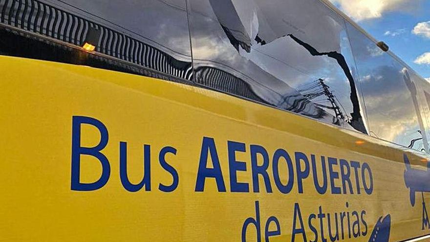 Daños en el lateral de un autocar de Alsa que da servicio de transporte al aeropuerto de Asturias.