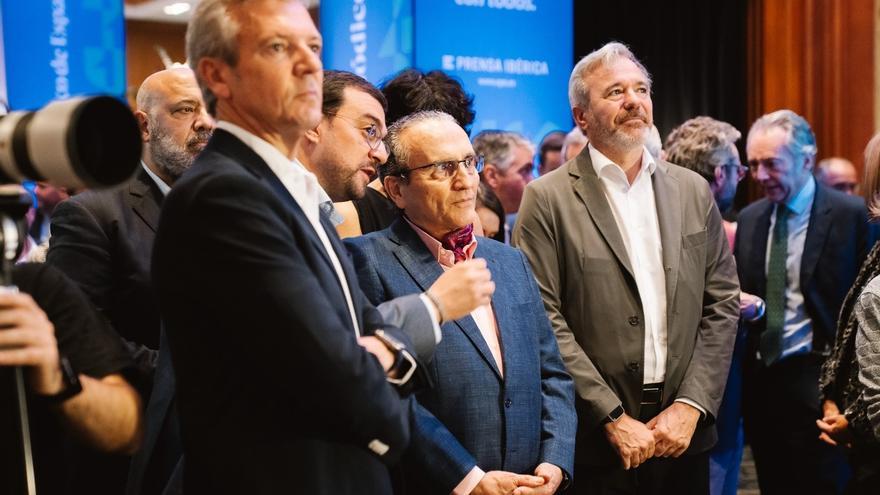 Els presidents autonòmics Rueda, Barbón i Azcón al costat del president de Prensa Ibérica, Javier Moll (al centre), a la Festa de l’Espanya Plural 2025.