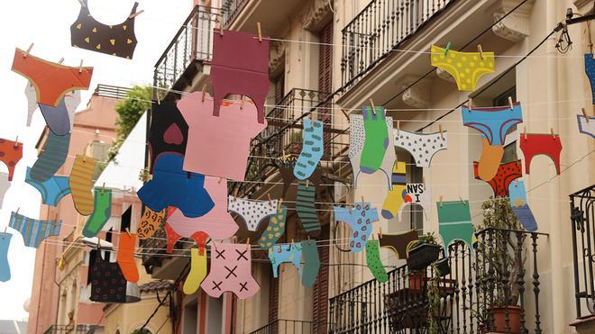 Sants ultima la decoración de sus calles por la fiesta mayor con la mirada puesta en el cielo ante posibles lluvias