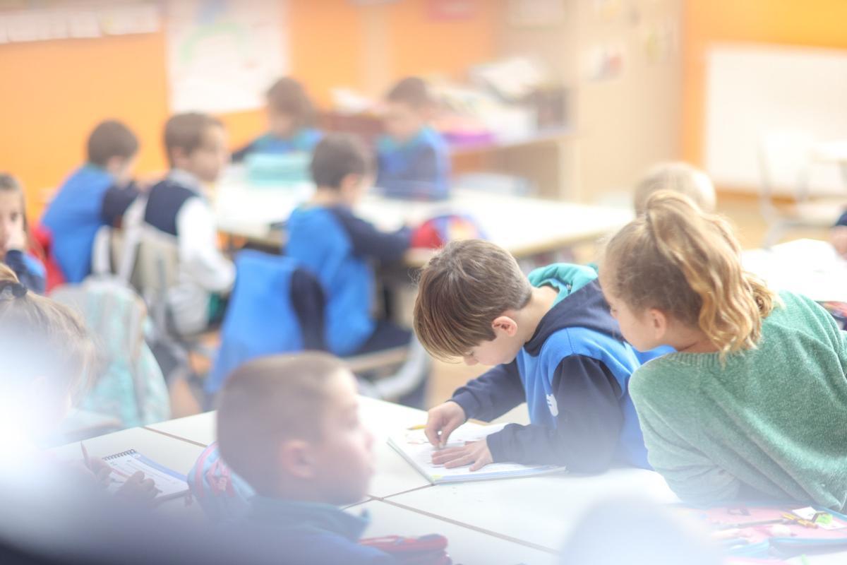 Niños en un colegio mientras hacen una actividad de la Fundación