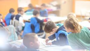 Niños en un colegio mientras hacen una actividad de la Fundación