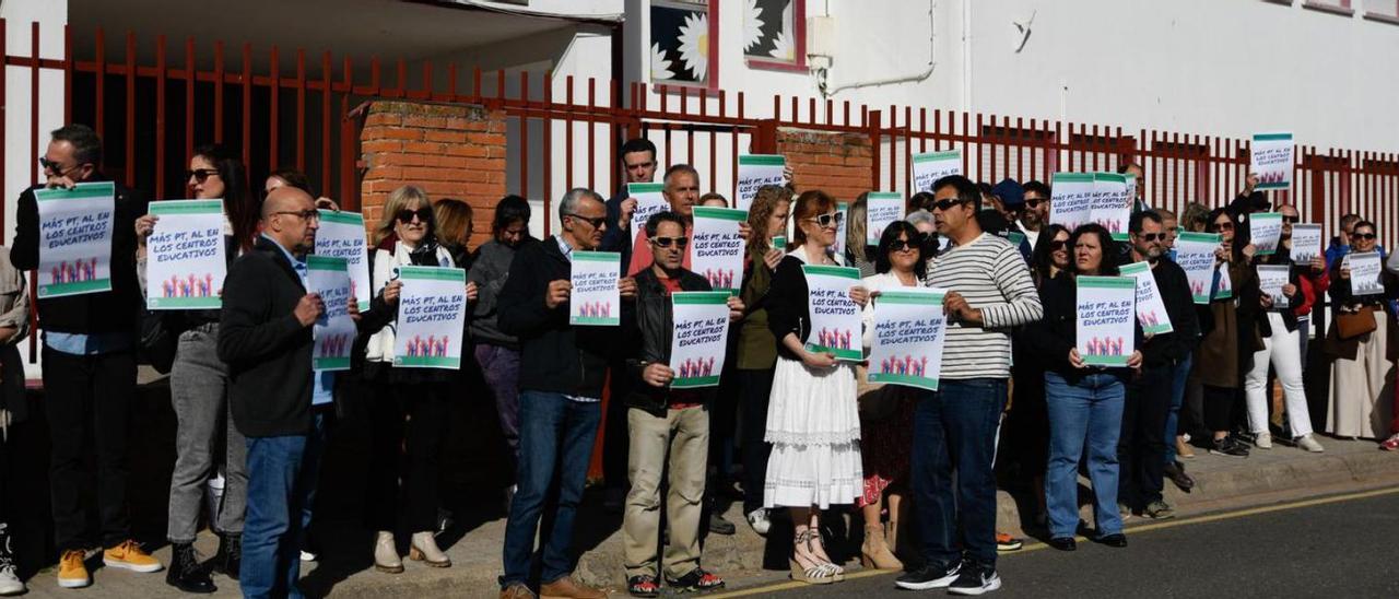 Concentración de la Junta de Personal Docente ante el colegio Miguel de Cervantes. | MIGUEL ÁNGEL LORENZO