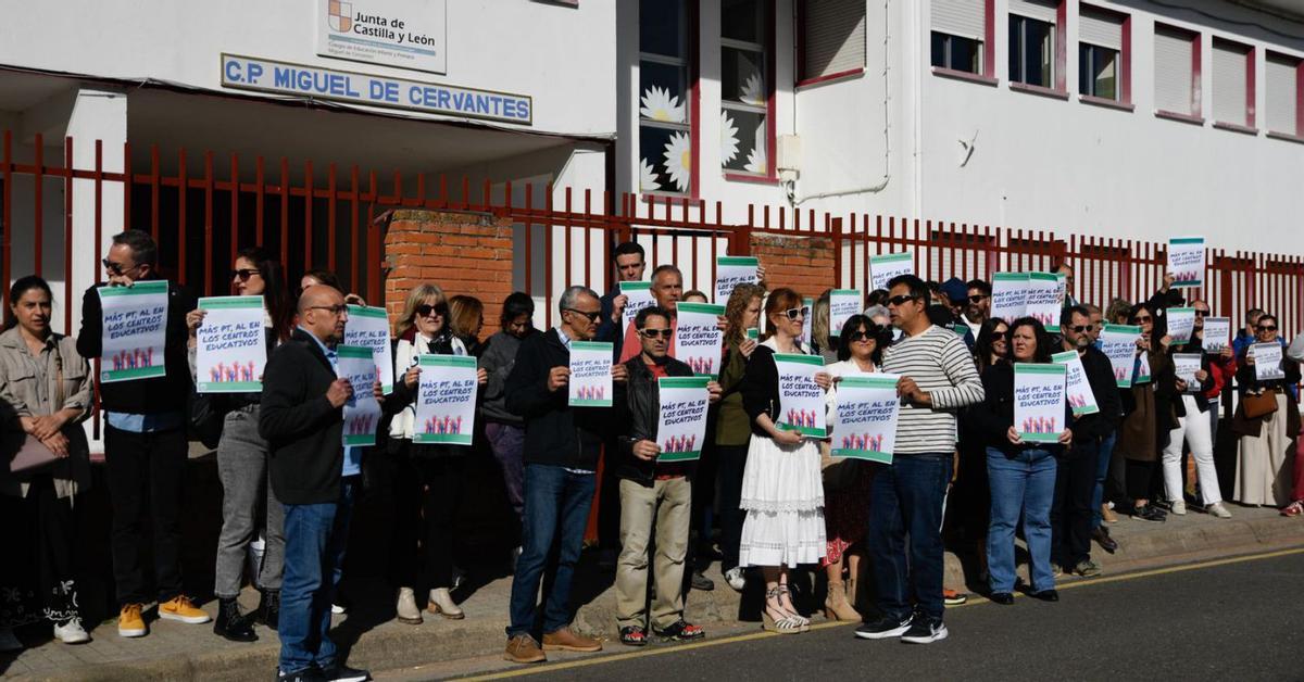 Concentración de la Junta de Personal Docente ante el colegio Miguel de Cervantes. | MIGUEL ÁNGEL LORENZO