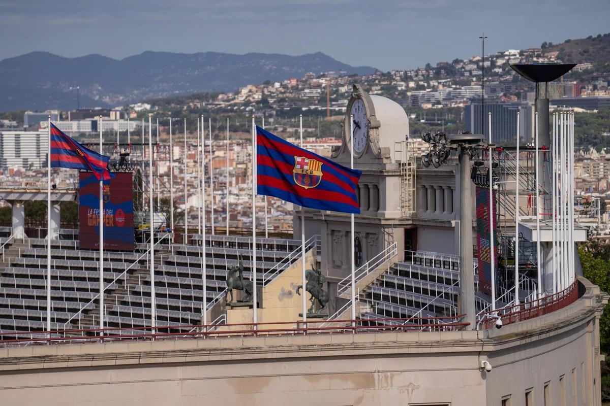 Dos banderas del Barça ondeando en el estadio Olímpic Lluís Companys, en Barcelona.