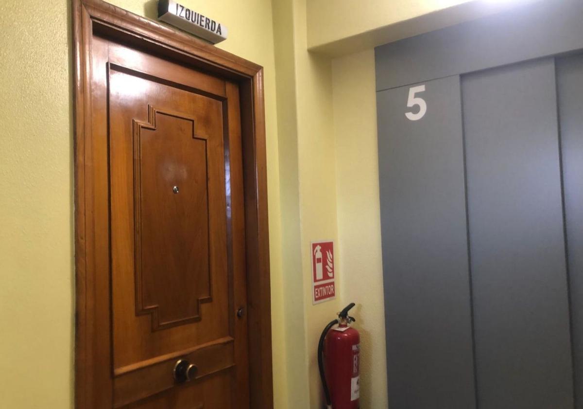 La entrada del piso donde residieron O Chioleiro y la víctima del crimen de la maleta.