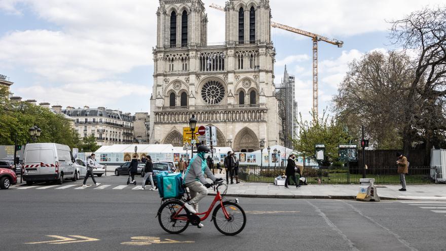 Un bosque de andamios envuelve los muros de Notre Dame durante las obras