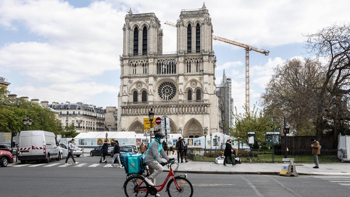 Los andamios continúan rodeando Notre Dame