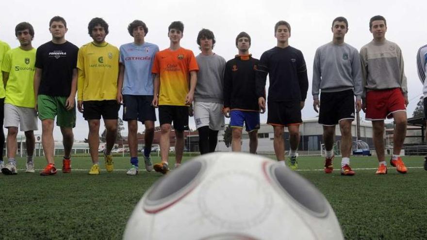 Los juveniles del Sporting Estrada, ayer, antes del entrenamiento en el campo de Figueiroa. // Bernabé/Javier Lalín