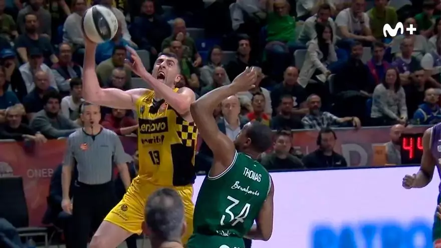 Tremendo rebote y mate de Elgin Cook