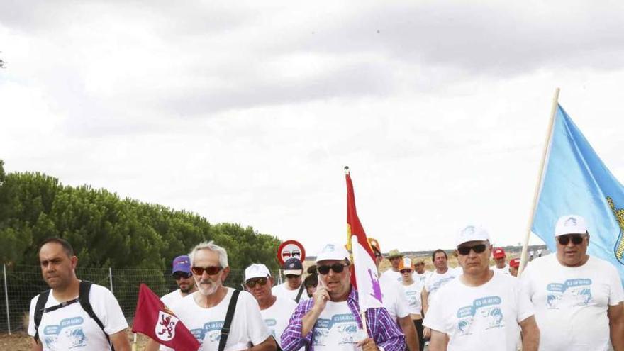 Participantes en la Marcha Blanca avanzan por tierras segovianas.