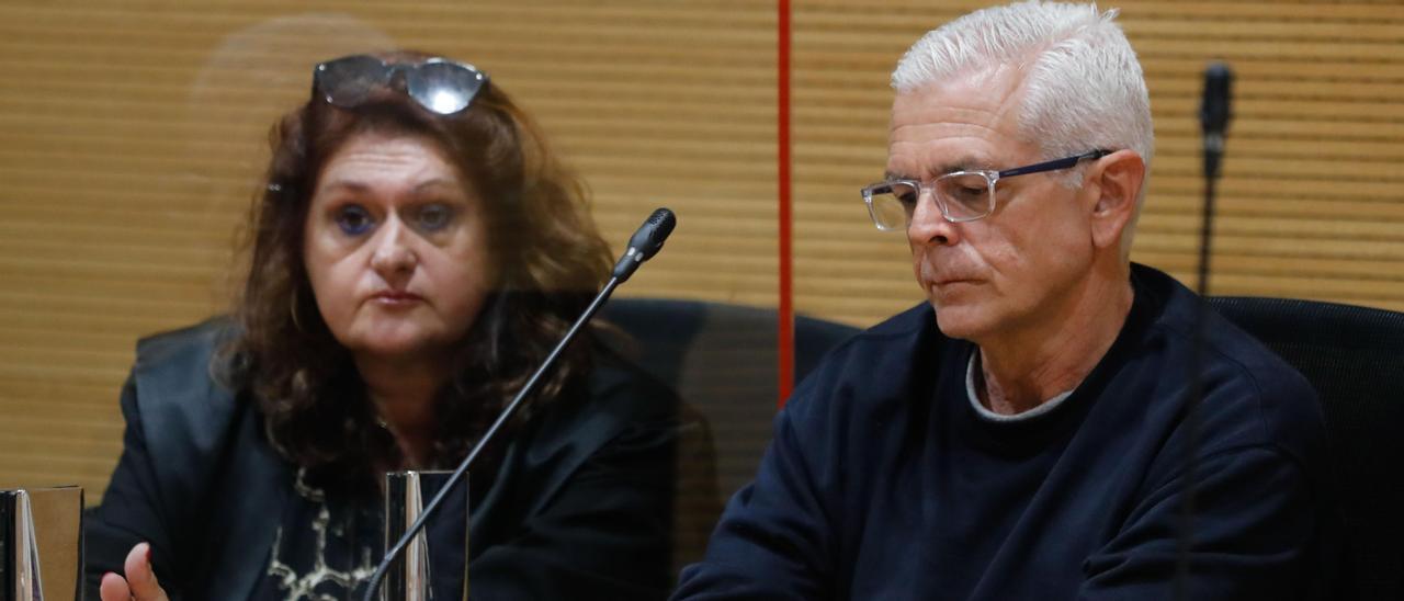 El acusado, Federico Antonio E. M., junto a su abogada, Sara Martínez, durante la lectura del veredicto del jurado ayer.