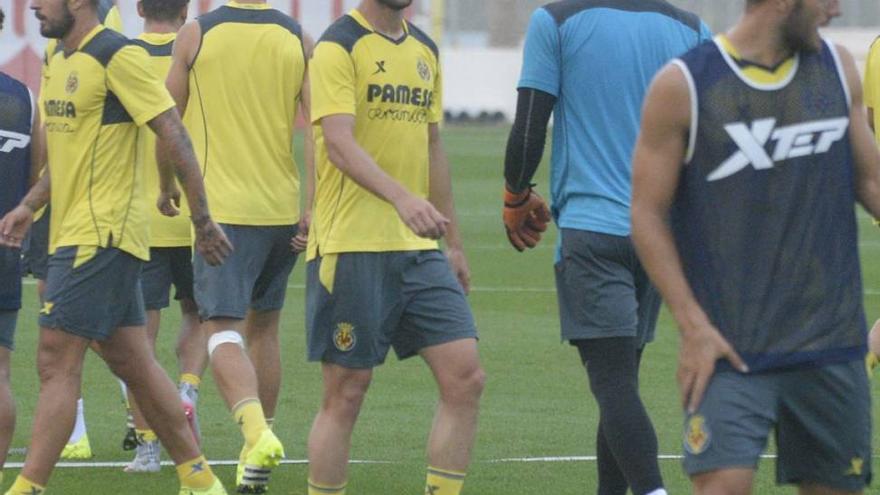 El Villarreal ata a Adrián  y negocia  con Bonera