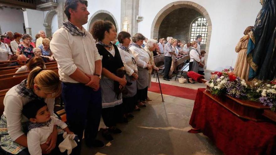 Los vecinos de Sabugo, durante la misa en honor de Santa Ana, ayer, en la iglesia vieja.