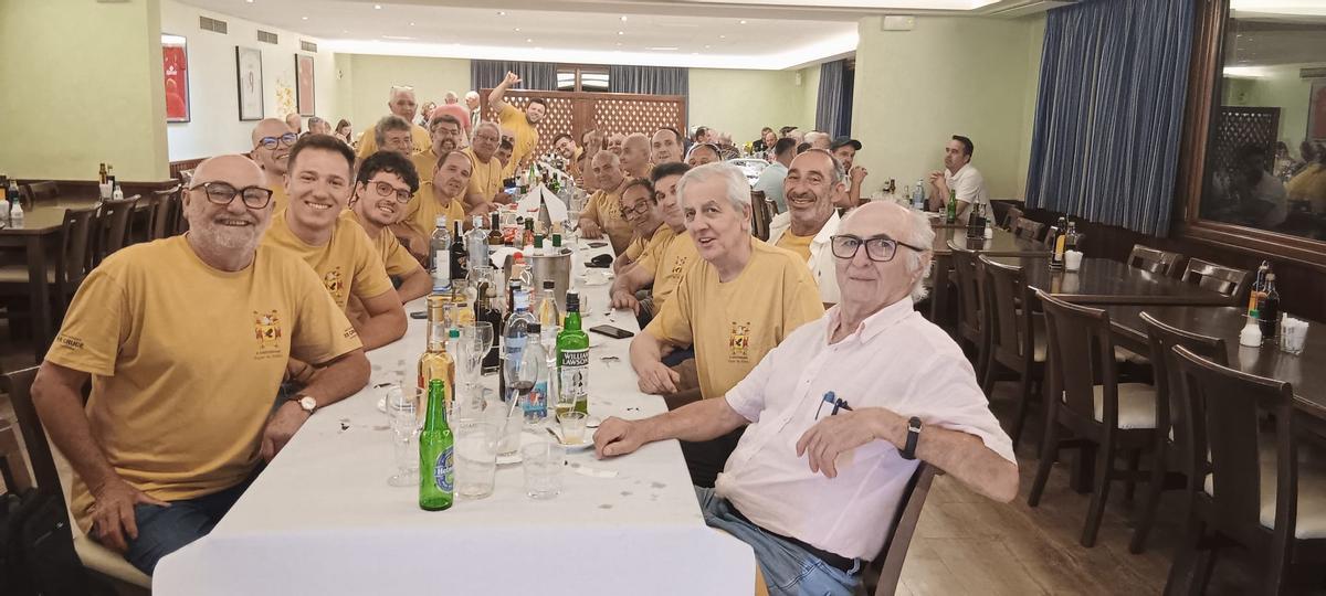 El propietario de Es Cruce, Guillem Garí (segundo por la derecha) quiso sumarse a la cena.