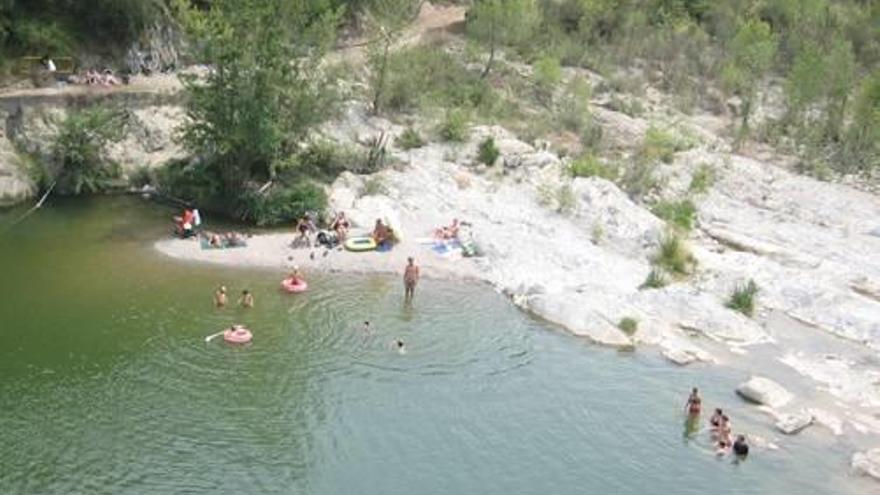 Una zona de bany al riu Llierca, en plena temporada d&#039;estiu.