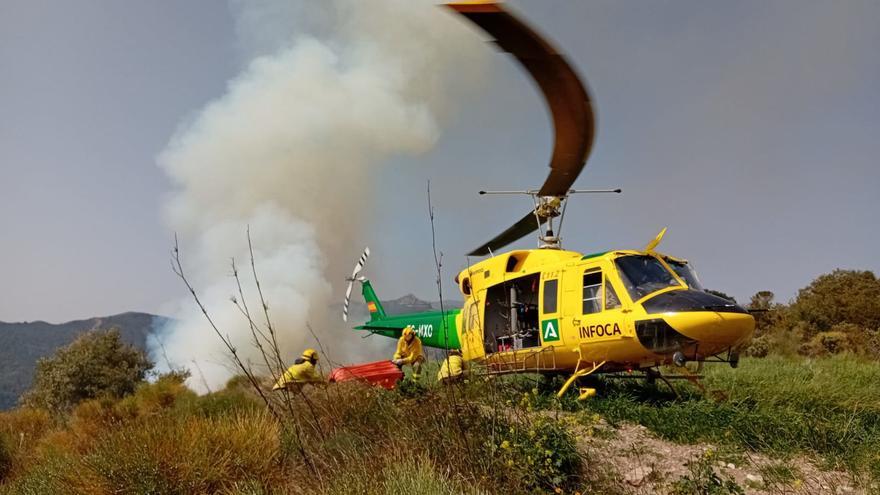 El Infoca combate con cuatro helicópteros un fuego forestal en Otívar