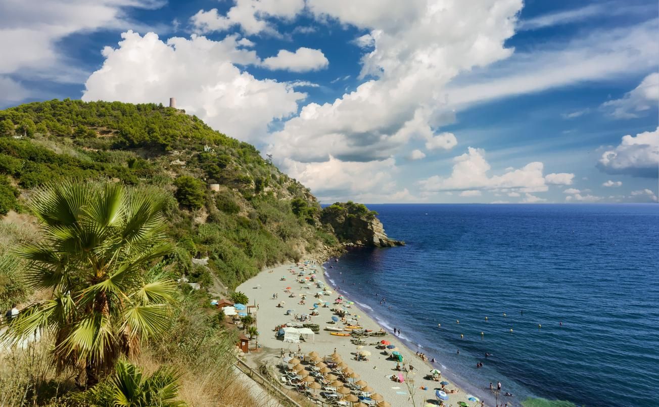 Panorámica de La Playa De Maro en Nerja.