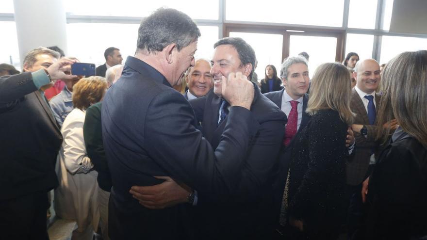 Formoso abraza a Besteiro, en su toma de posesión como delegado del Gobierno. |  // IAGO LÓPEZ