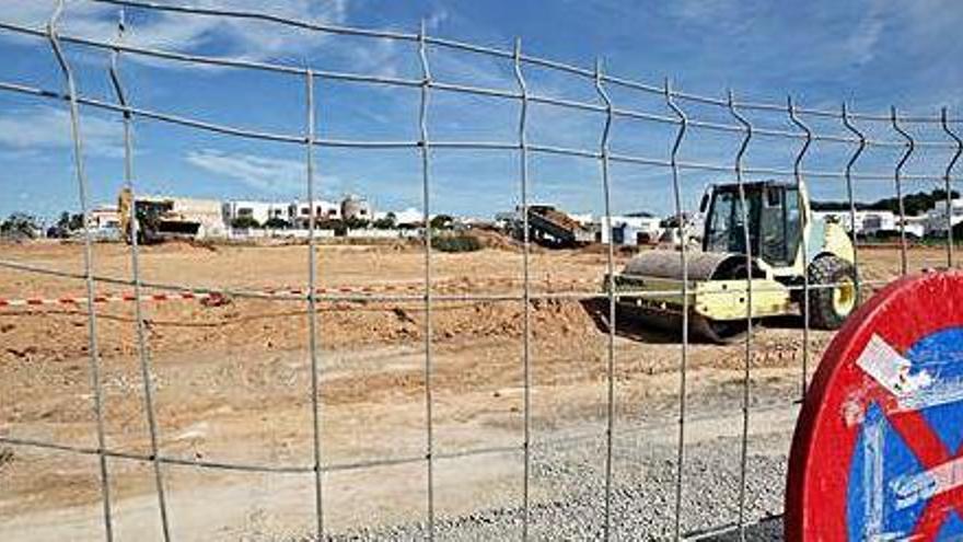 Unas máquinas preparan el terreno donde se ejecutarán las obras de VPO de Puig d&#039;en Valls.