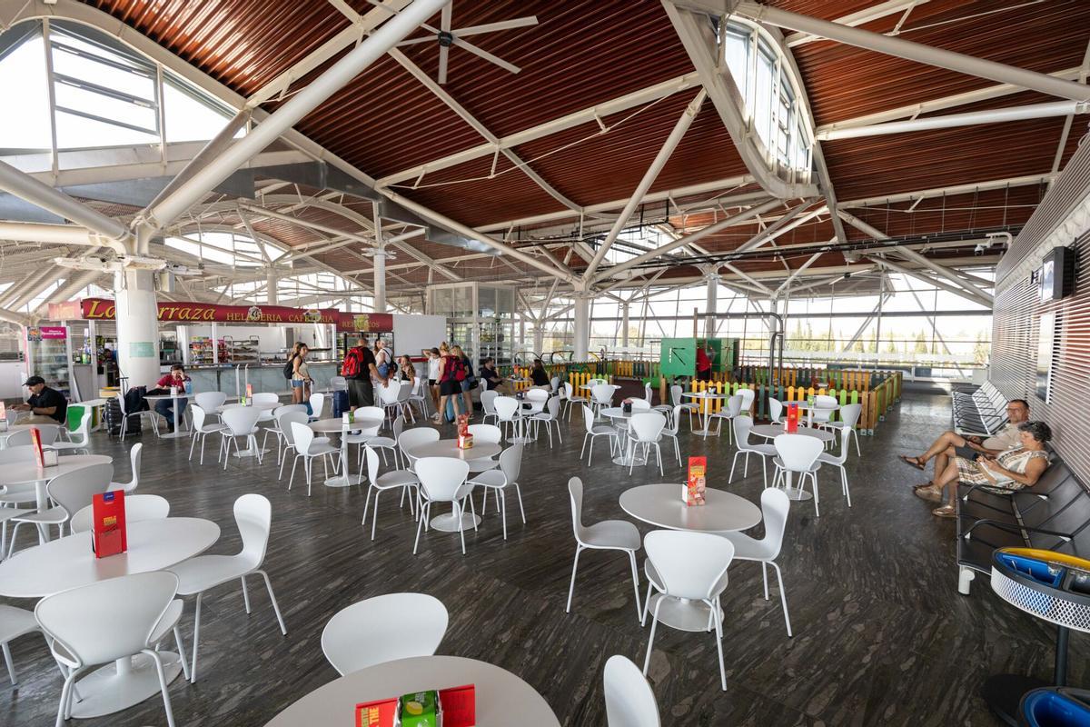 Así cambia el Aeropuerto de Zaragoza: más líneas de seguridad, una nueva cafetería y mejoras en el control de pasaportes
